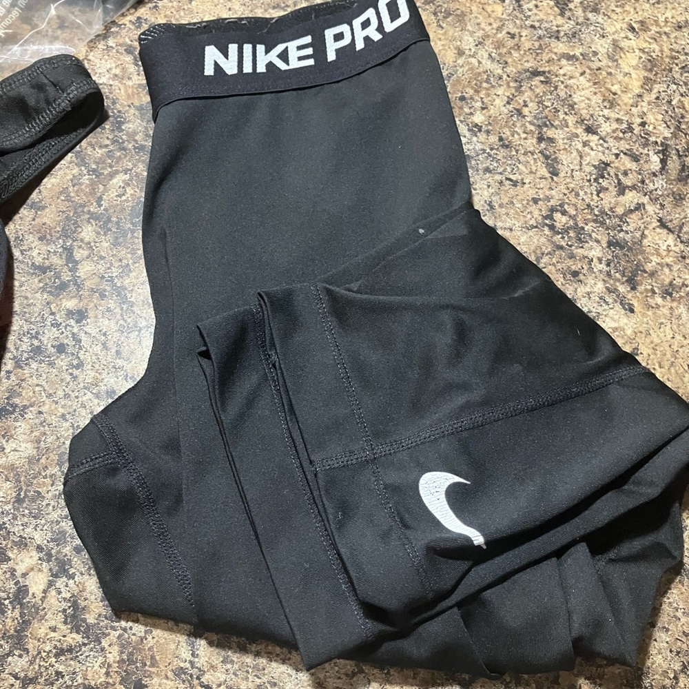 Black Nike pro Capri pants